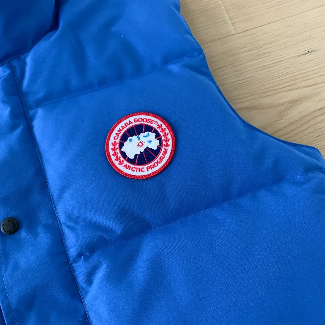 Style number: Y 138 𝑪𝒂𝒏𝒂𝒅𝒂 𝑮𝒐𝒐𝒔𝒆Canada Goose counter level! Canadagoose/Canada Goose New Arrival "2078APPSeries" down vest for men and women Material list: 1⃣ Original custom-made double plain 9500-100% nylon nylon fabric 2⃣ Original YKK zipper, non-sub-factory product 3⃣ National standard 80% white duck down from Guangzhou Inspection, (zp uses 80% white duck down/any boasts of 90% are fake) Material analysis characteristics: 1⃣ Original factory/9500-100% nylon 100% nylon Lurex yarn is actually 100% nylon, which is rarely pure now. Most of them are mixed with cotton thread or polyester. Our top original version is developed in accordance with ZP and uses the same material. 2⃣ As we all know, the original version uses 80% white duck down. The fill power refers to the cubic inches of volume occupied by each ounce (30 grams) of down under certain conditions. If the space occupied by one ounce of down is cubic inches, the fill power of the down is called . So we can simply understand it as: fill power is the volume of down, and the volume of down is fill power. The higher the fill power of down, it means that under the same filling amount, down can fix a larger volume of air layer to keep warm and insulate, so the warmth retention of down is better. Size:XS-2XL Color: Navy Blue Beige Gray Black Label Gray Red Label Black Red Label Black Black Label Red Blue Pink